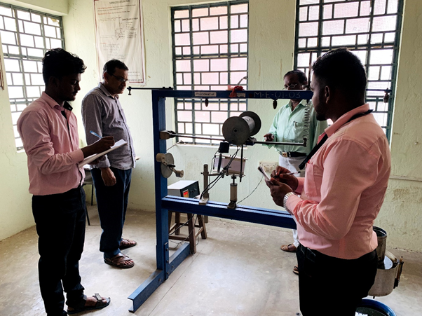 ABIT Mechanical engineering students conduct experiment on vibration of material in machine dynamics laboratory.